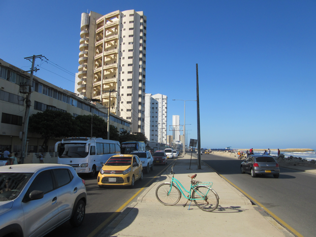 A single bicycle on a large road in Cartagena de Indias, Colombia (photo by Anna-Isabel Perracini 2023)